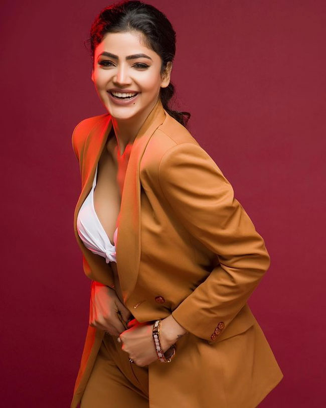Staggering Poses Of Soniya Bansal In Red